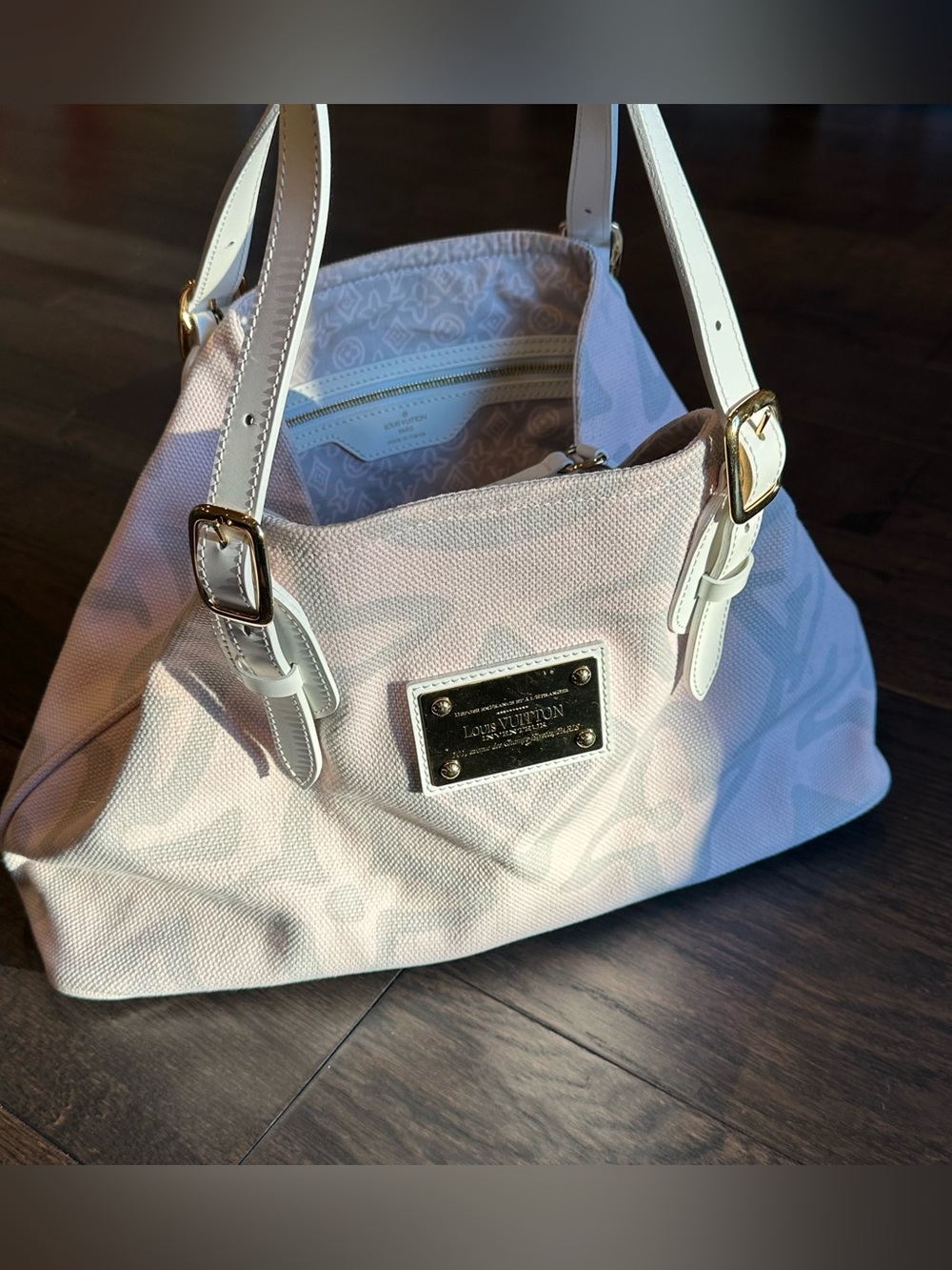 LOUIS VUITTON
Limited Edition Rose Tahitienne Cabas PM Bag